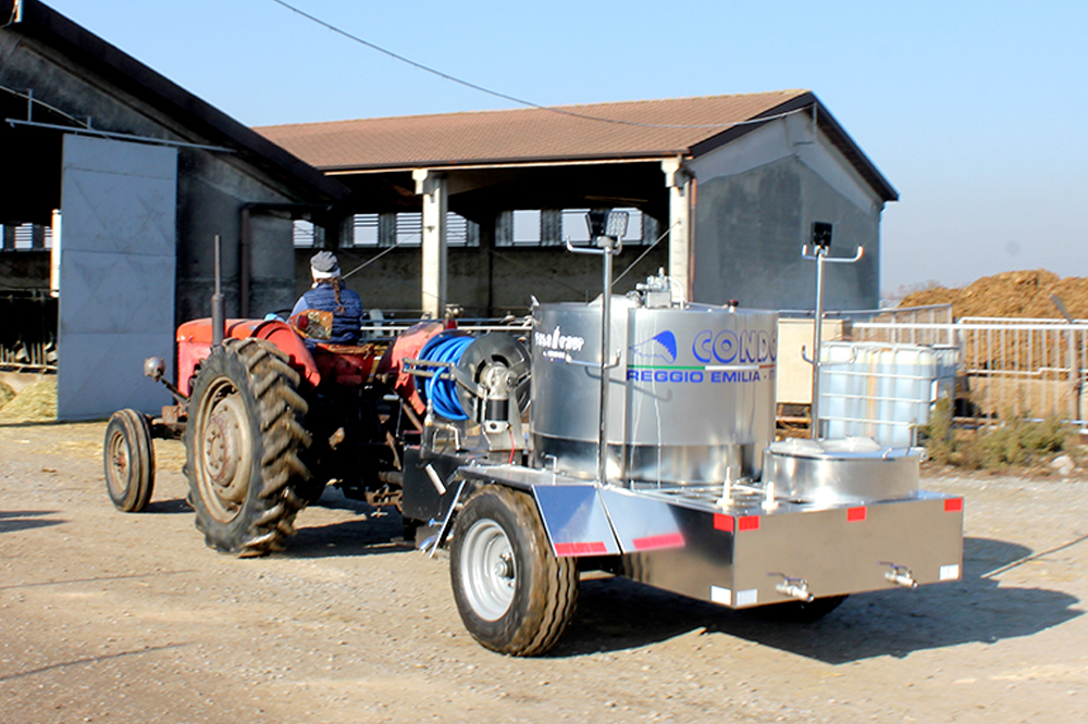 Tractor transporting a wireless milk mixer from Condor S.r.l.