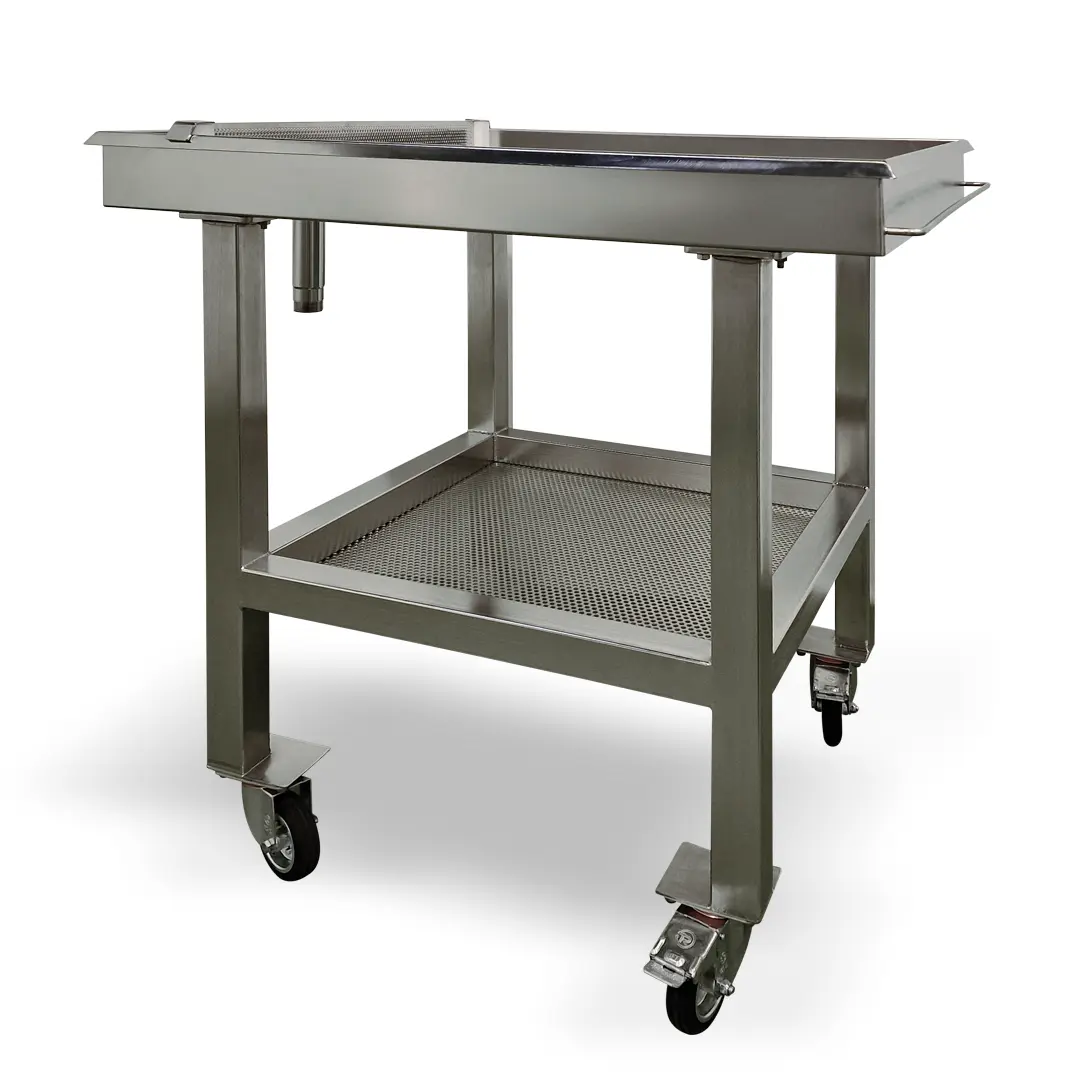 Tavolo spersore professionale in acciaio inox su ruote con piano inclinato e ripiano inferiore grigliato per uso caseario.