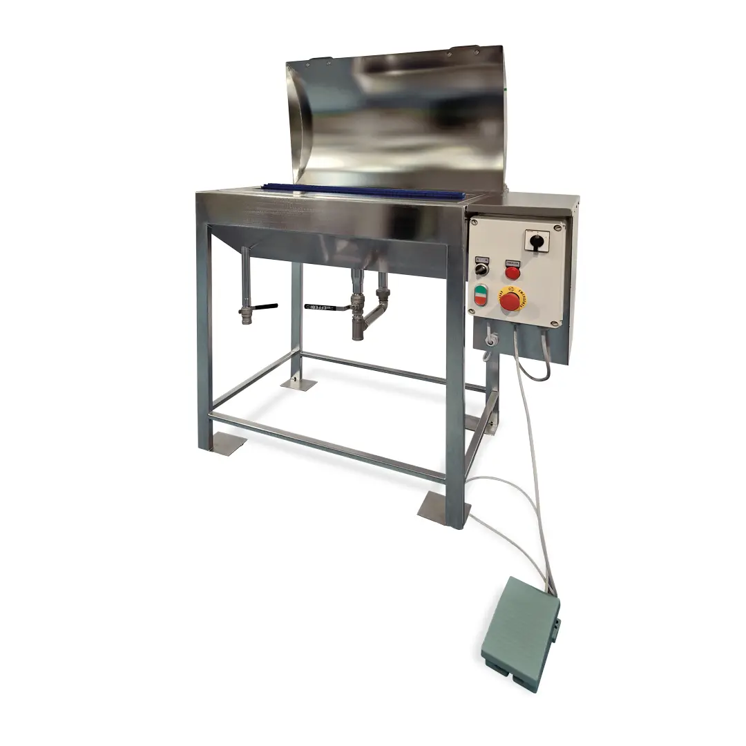 Spazzolatrice in acciaio inox per formaggi e salumi Condor con coperchio aperto, quadro comandi e pedale di azionamento